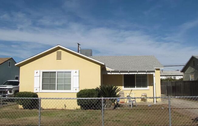 Beautiful North Bakersfield Home with 2 bedrooms 1 bath for rent