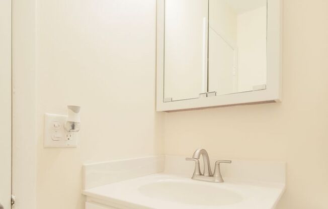 2 beds, 1 bath, 860 sqft, $1,515, Unit 844-202