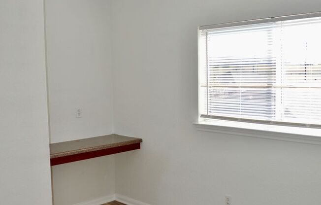 Amazing 4 bed 2 bath 2 story home in Hallie Heights!