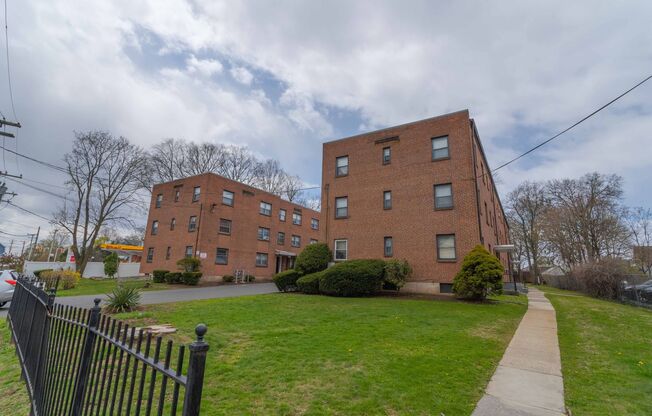 2 beds, 1 bath, $1,695, Unit SQC-227-4