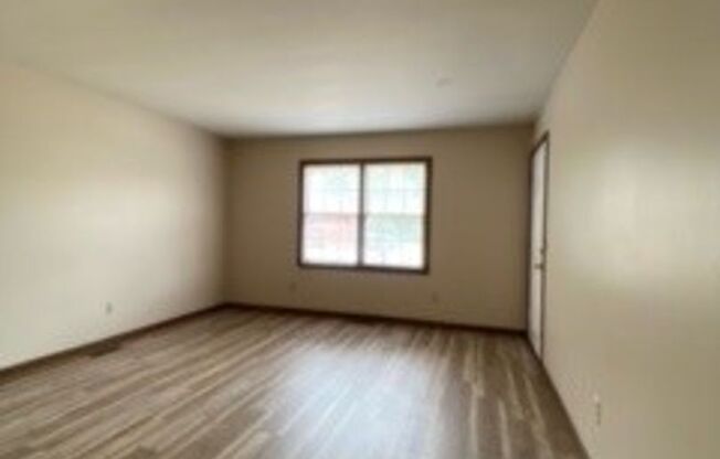 2 beds, 1 bath, $850, Unit Apt A