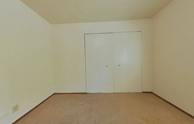 2 Bedroom Apartment ~ Close to Campus ~ Cat Friendly