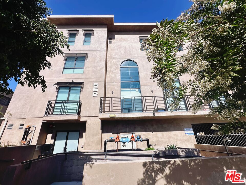 552 North Hobart Boulevard