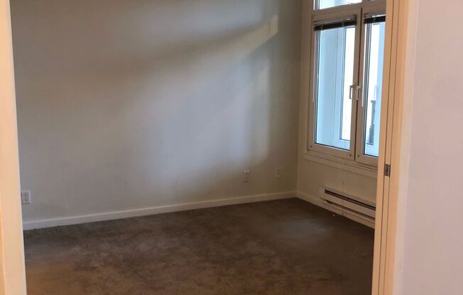 Large 1 bedroom/1bath in Wonderful Location right across from Pier 62!!