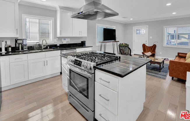 1946 W 39 ST