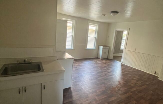 3 beds, 1 bath, 950 sqft, $800, Unit #2