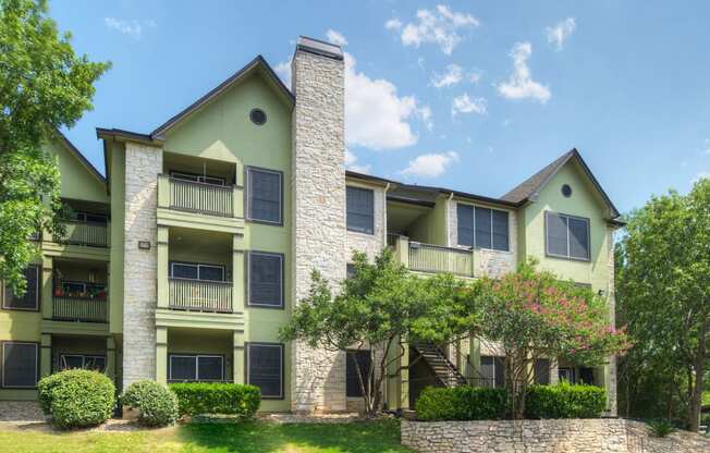 our apartments at the overlook feature a spacious courtyard and green exterior