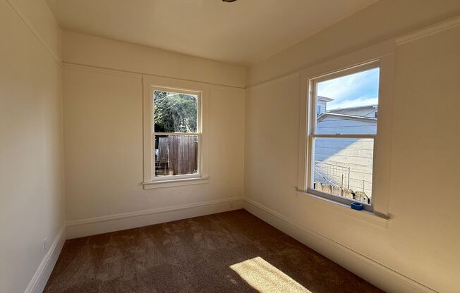 2 beds, 1 bath, $2,200, Unit 2263 1/2 Pacific (Back Unit)