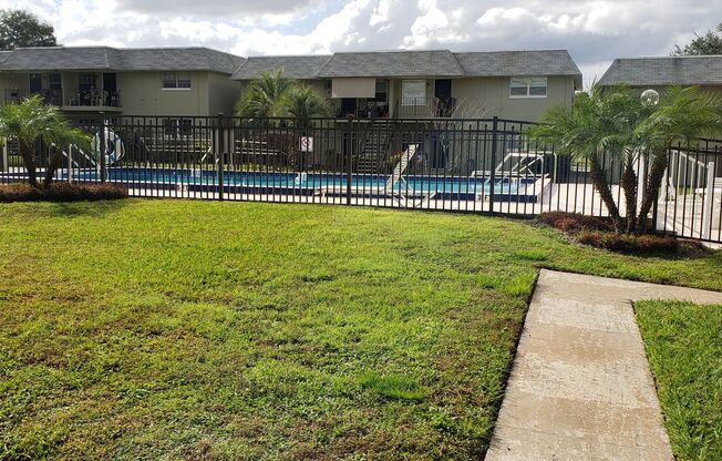 Cozy 2nd floor condo by Lake Underhill