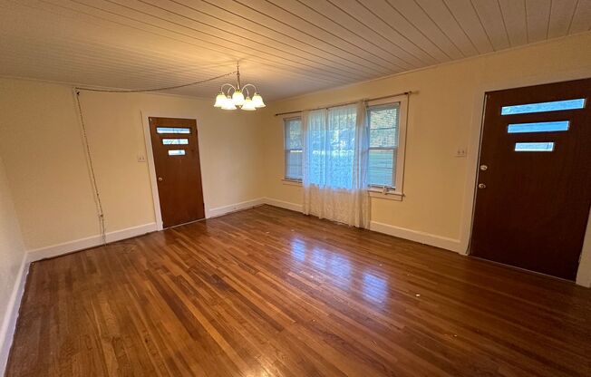 Your Slice of Serenity : Country Charm Awaits!