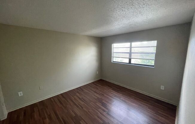 2 beds, 1 bath, 830 sqft, $1,300, Unit 1