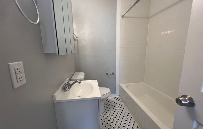 1 bed, 1 bath, 450 sqft, $1,549, Unit 5326 Fifth Ave. #26