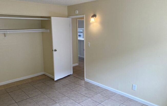 2 beds, 1 bath, 700 sqft, $2,295, Unit 1240-07