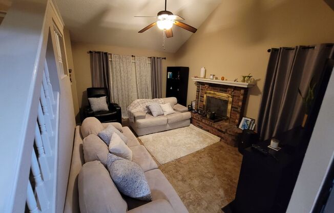 3 beds, 2 baths, $1,700, Unit Universal