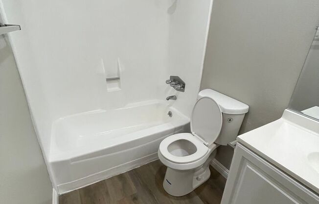 2 beds, 2 baths, 914 sqft, $1,650, Unit 402