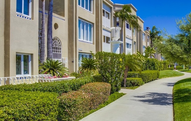 1BR / 1BA University City Large Condo “887 Sq/Ft” @ Villa Europa