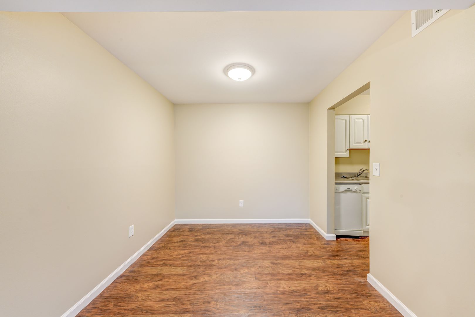 Welcome to a charming 1-bedroom, 1-bathroom home located in the vibrant city of Pittsburgh, PA!