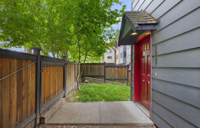 West Seattle - Large Bright 2 Bedroom 1.75 bath Delridge Townhouse