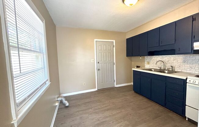 2 beds, 1 bath, $900