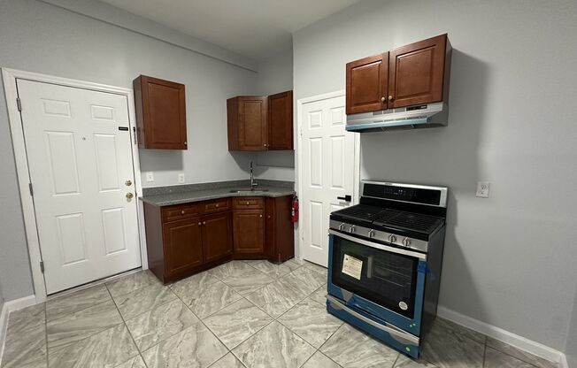 2 beds, 1 bath, $1,895, Unit Apt 2B