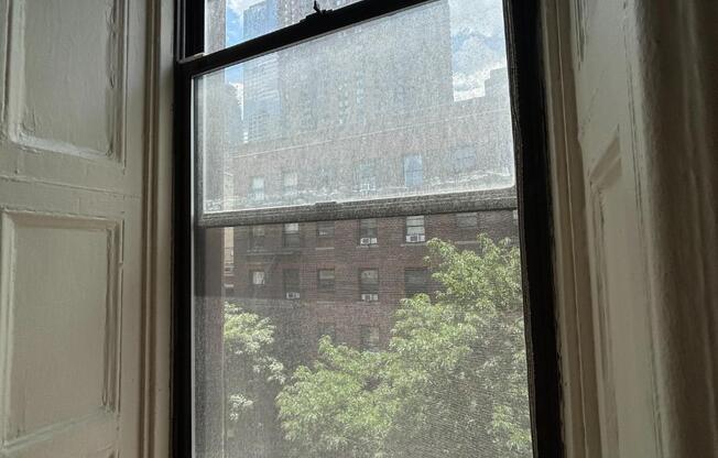 419 W 44 ST