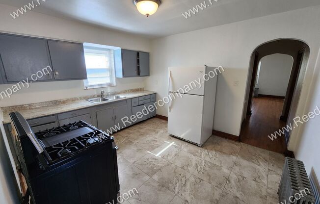 3 beds, 1 bath, $1,050, Unit 2F