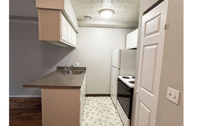 1 bed, 1 bath, 560 sqft, $825, Unit 615-17