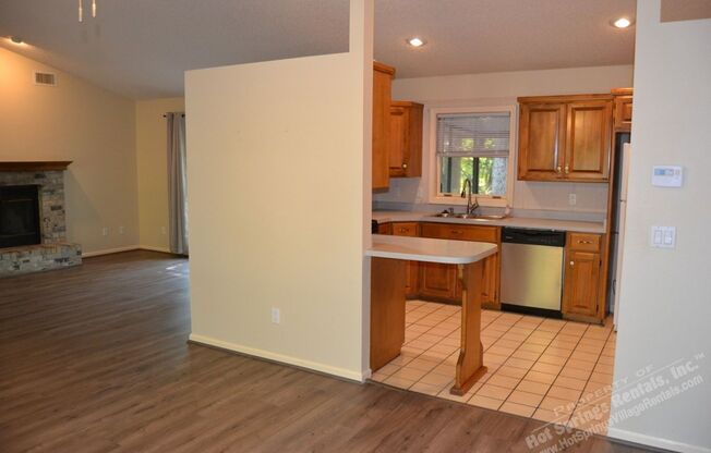 3 beds, 2 baths, $1,325