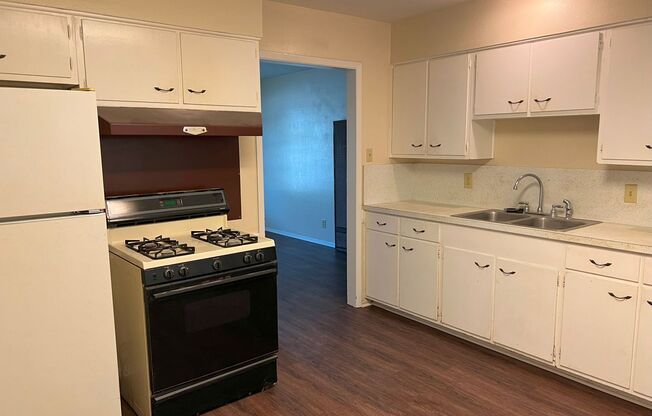 3 beds, 1 bath, $1,300