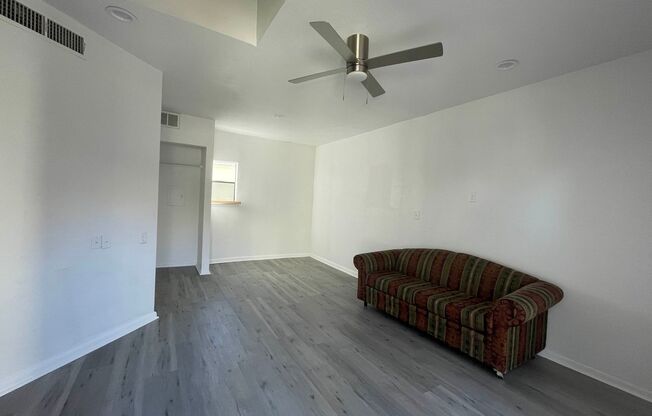 Studio, 1 bath, 432 sqft, $895, Unit 30