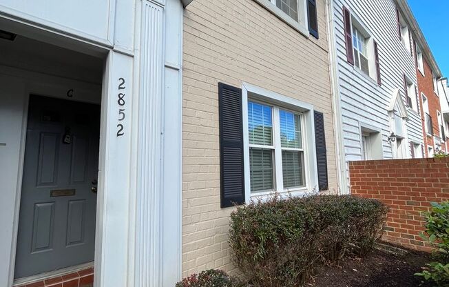 Charming 2BR, 1BA Townhouse-Style Condo in Arlington