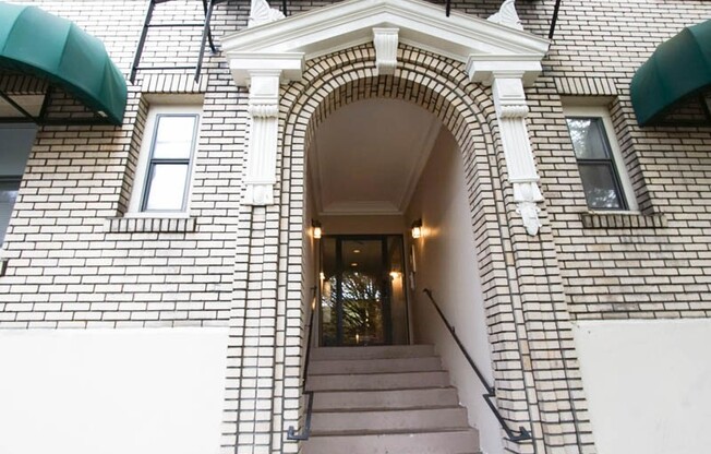 Great Studio in the Heart of NW Ready Now!