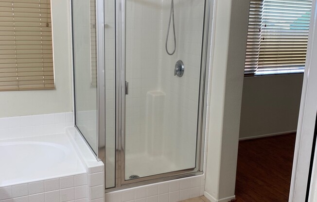 4 BEDROOM VICTORVILLE HOME