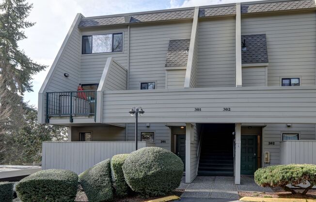 Beautiful Remodeled 2bd, 2ba condo in Amazing Redmond Location!