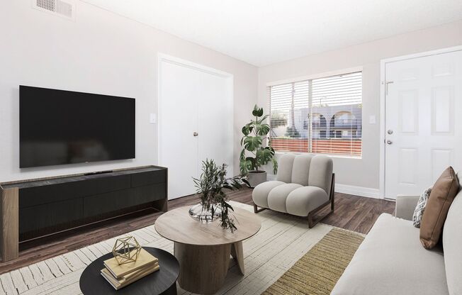 2 beds, 1 bath, 780 sqft, $1,348, Unit 87