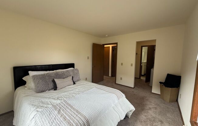 2 beds, 1 bath, 965 sqft, $1,650, Unit 7601CB