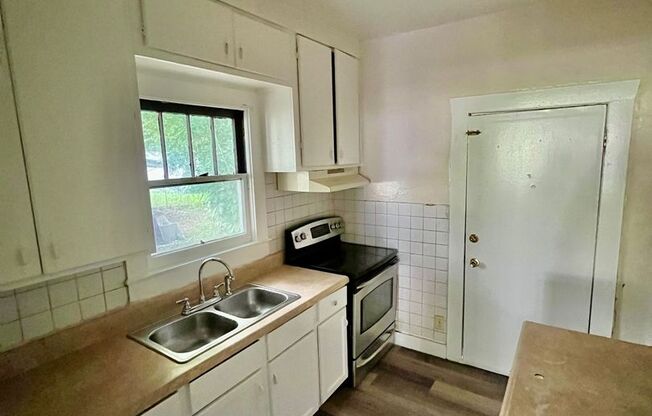 3 beds, 1 bath, $1,595