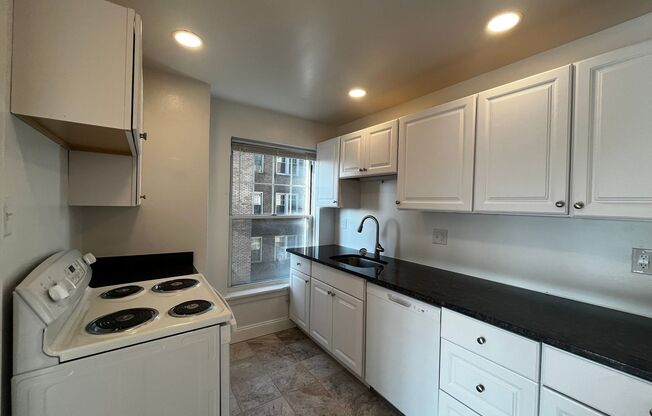 1 bed, 1 bath, 572 sqft, $1,510, Unit Old King Edward 66