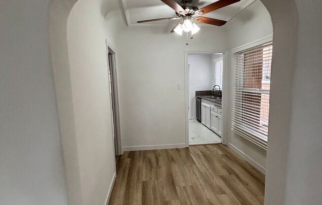 5225 De Longpre Ave
