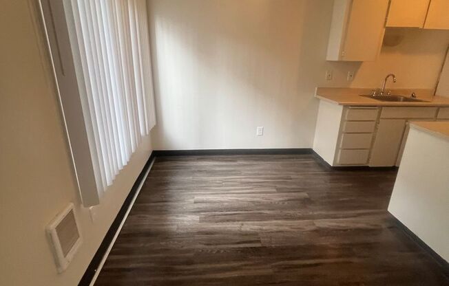 2 beds, 1.5 baths, 920 sqft, $1,595, Unit 30