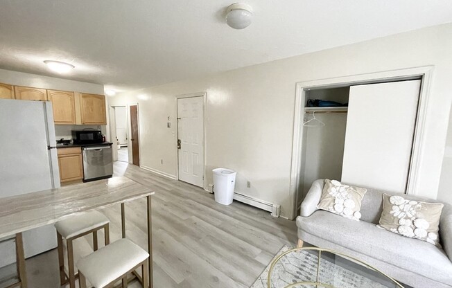 2 beds, 1 bath, $3,800, Unit 2