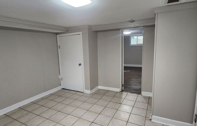 2 beds, 1 bath, $925, Unit Unit 4