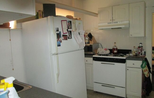 2 beds, 1 bath, $2,700, Unit Unit #B2