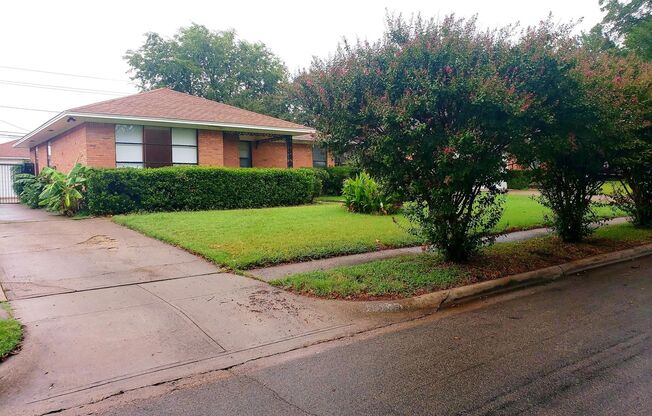 Cute 3-bedroom, 2-bath home with 2-car garage in Casa View