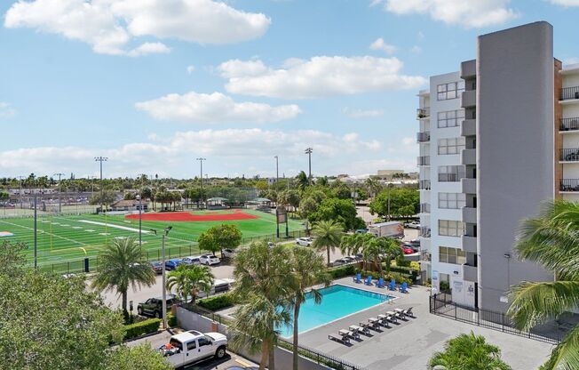 Grand Island Square - 3 Miles to Aventura Mall