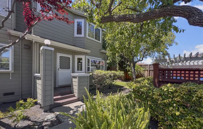 Beautiful 2-Bedroom 2.5Bathroom Mountain View Townhome