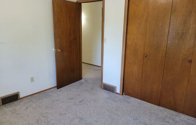 2 beds, 1 bath, $975, Unit Apt #4