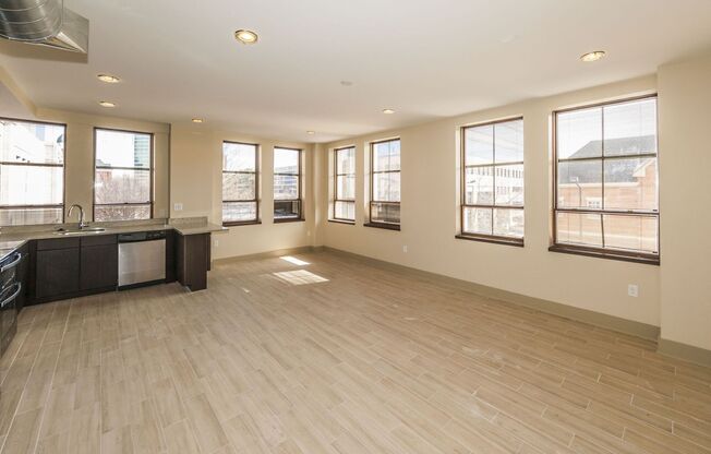 $1600 Per Month 18-Month Lease! Medical Arts Building - 1 Bedroom/1 Bath- Downtown Condo!  Available NOW!! ***Assigned parking space in building an additional $150/month***