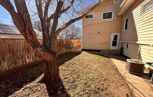 2 beds, 1 bath, 800 sqft, $1,695, Unit 509 7th St - Upper unit