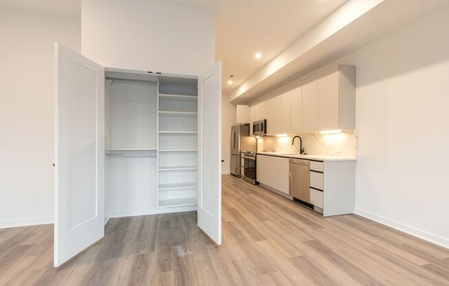 Studio, 1 bath, 550 sqft, $1,315, Unit 403